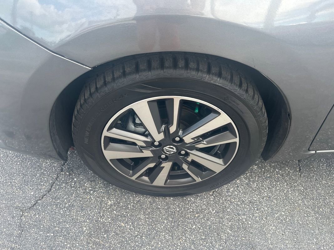 Used 2022 Nissan Versa SV image 2