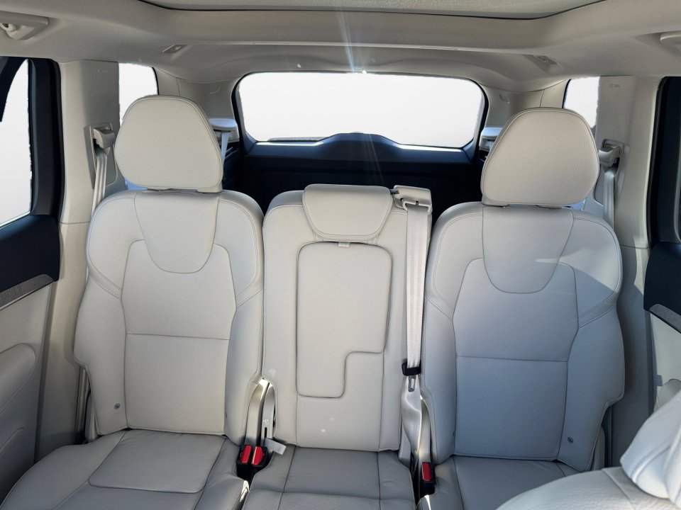 New 2025 Volvo XC90 T8 Plus w/ Protection Package Premier image 12