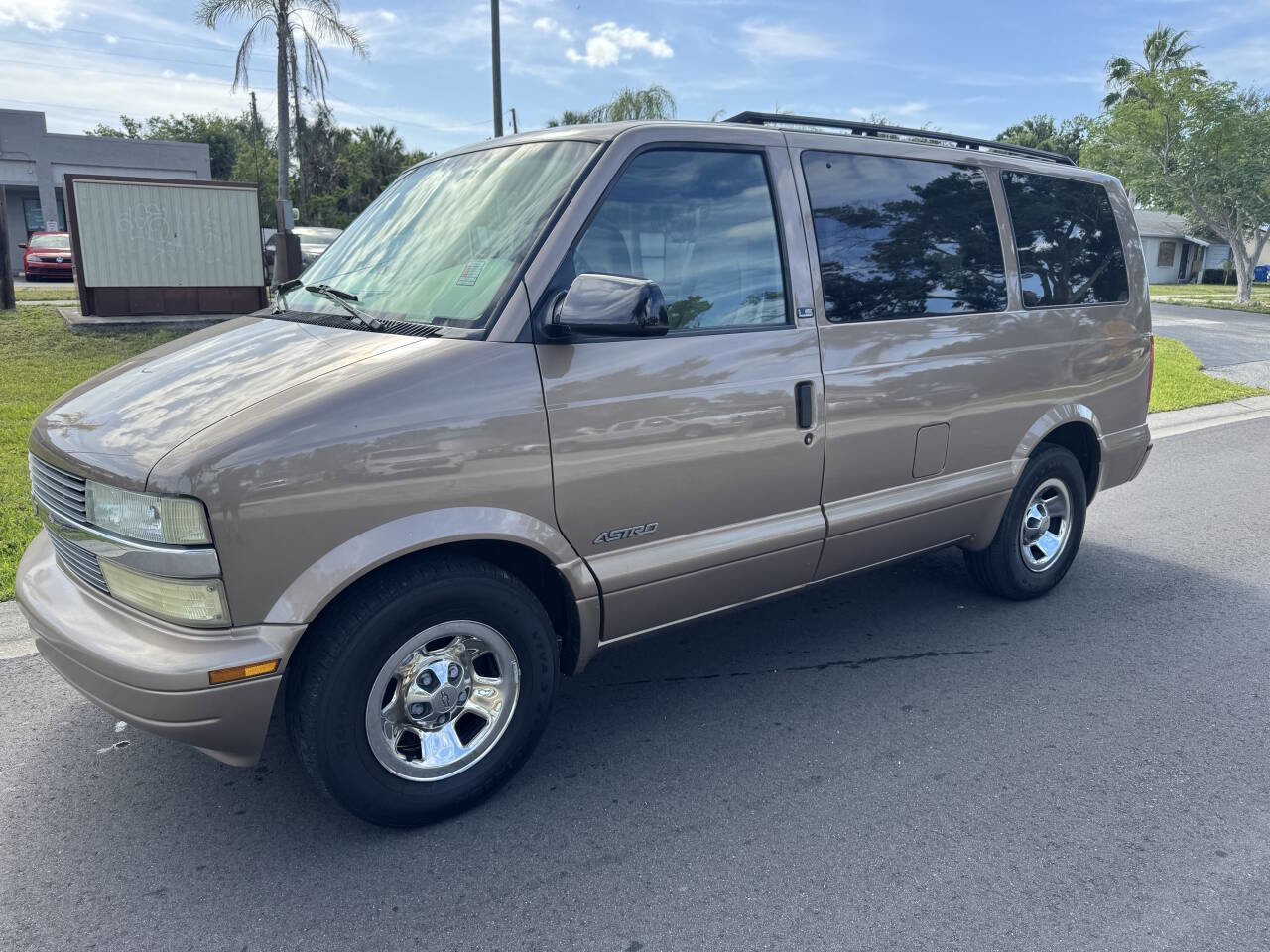 Used 2002 Chevrolet Astro RWD image 1