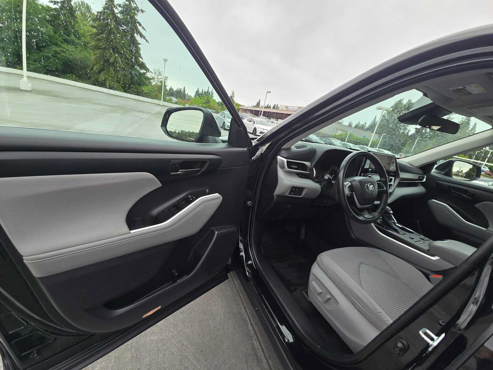 Used 2023 Toyota Highlander LE AWD/4WD image 20