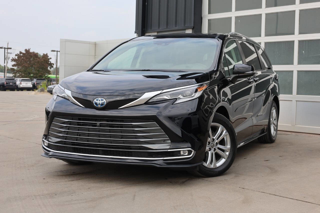 Used 2021 Toyota Sienna Platinum AWD/4WD image 3