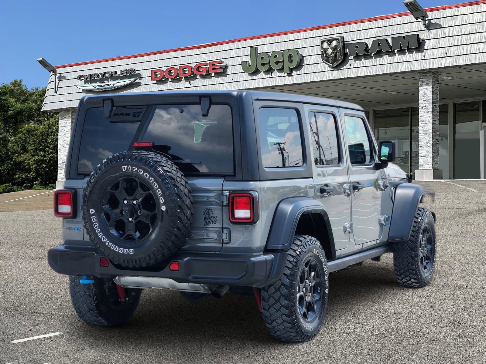 Used 2023 Jeep Wrangler Unlimited w/ Cold Weather Group AWD/4WD image 5