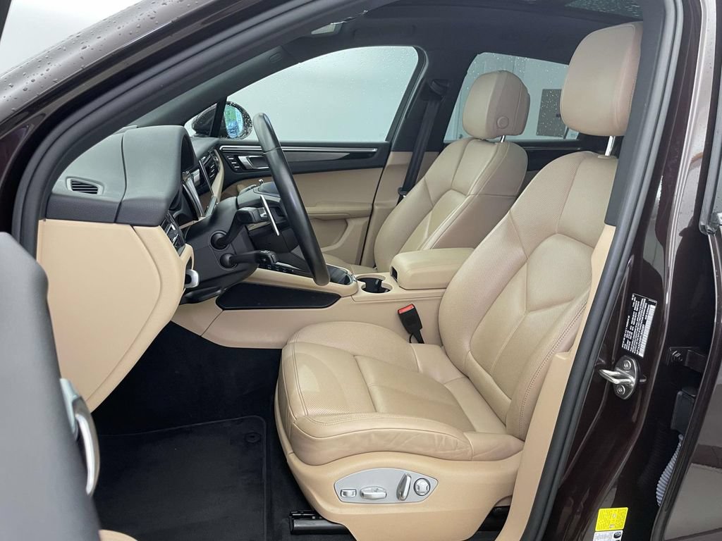 Certified 2023 Porsche Macan AWD/4WD image 5
