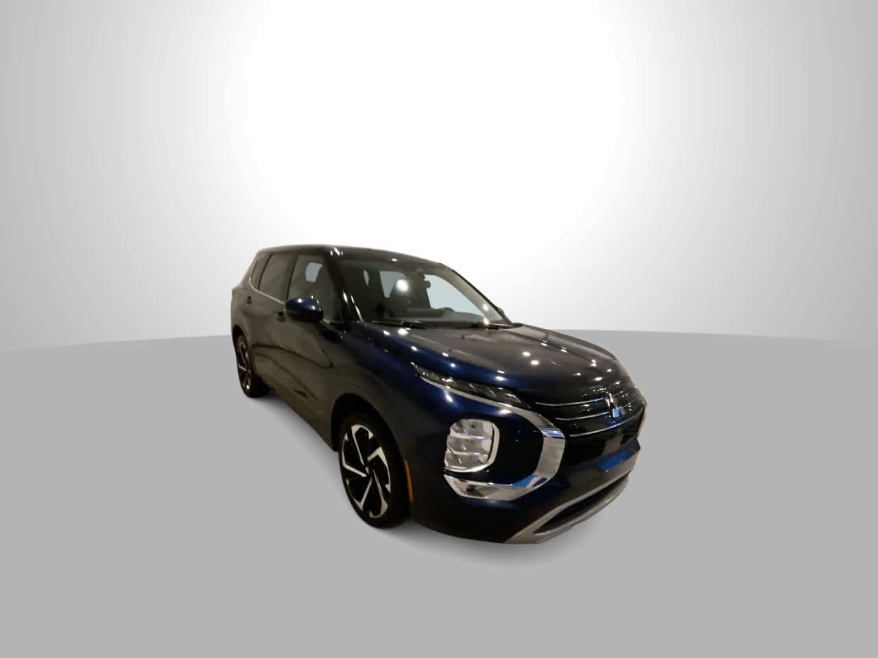 Used 2023 Mitsubishi Outlander SE AWD/4WD image 2