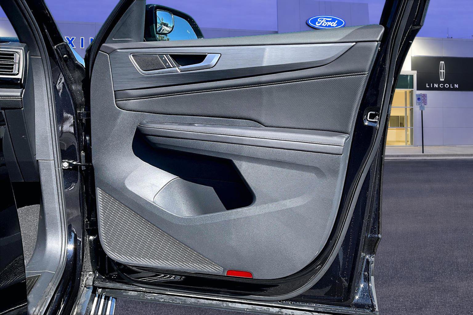 Used 2024 Volkswagen Atlas Cross Sport SE w/ Panoramic Sunroof Package image 29