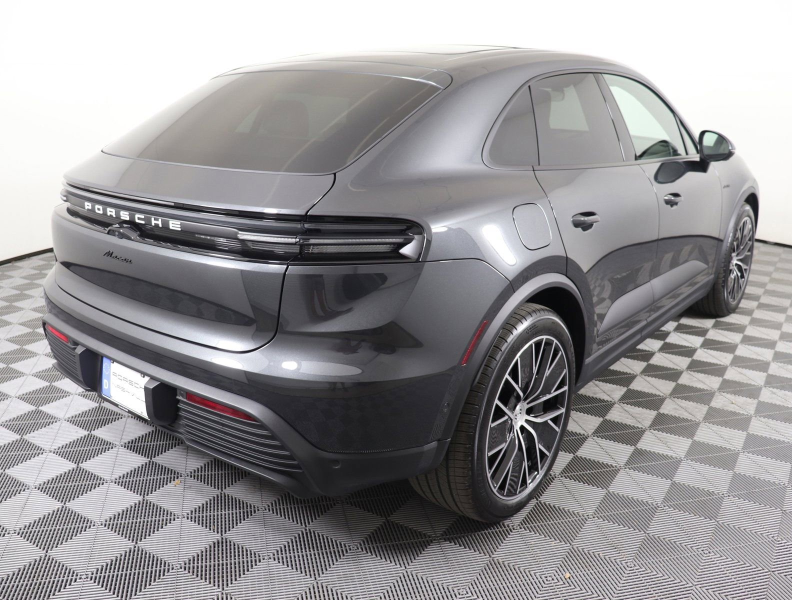 Certified 2025 Porsche Macan Electric RWD image 25