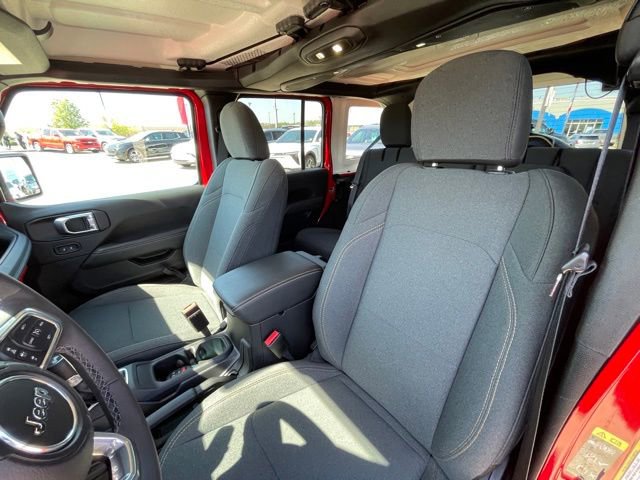 Used 2025 Jeep Wrangler Unlimited Sahara AWD/4WD image 17