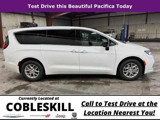 New 2026 Chrysler Pacifica Select image 3