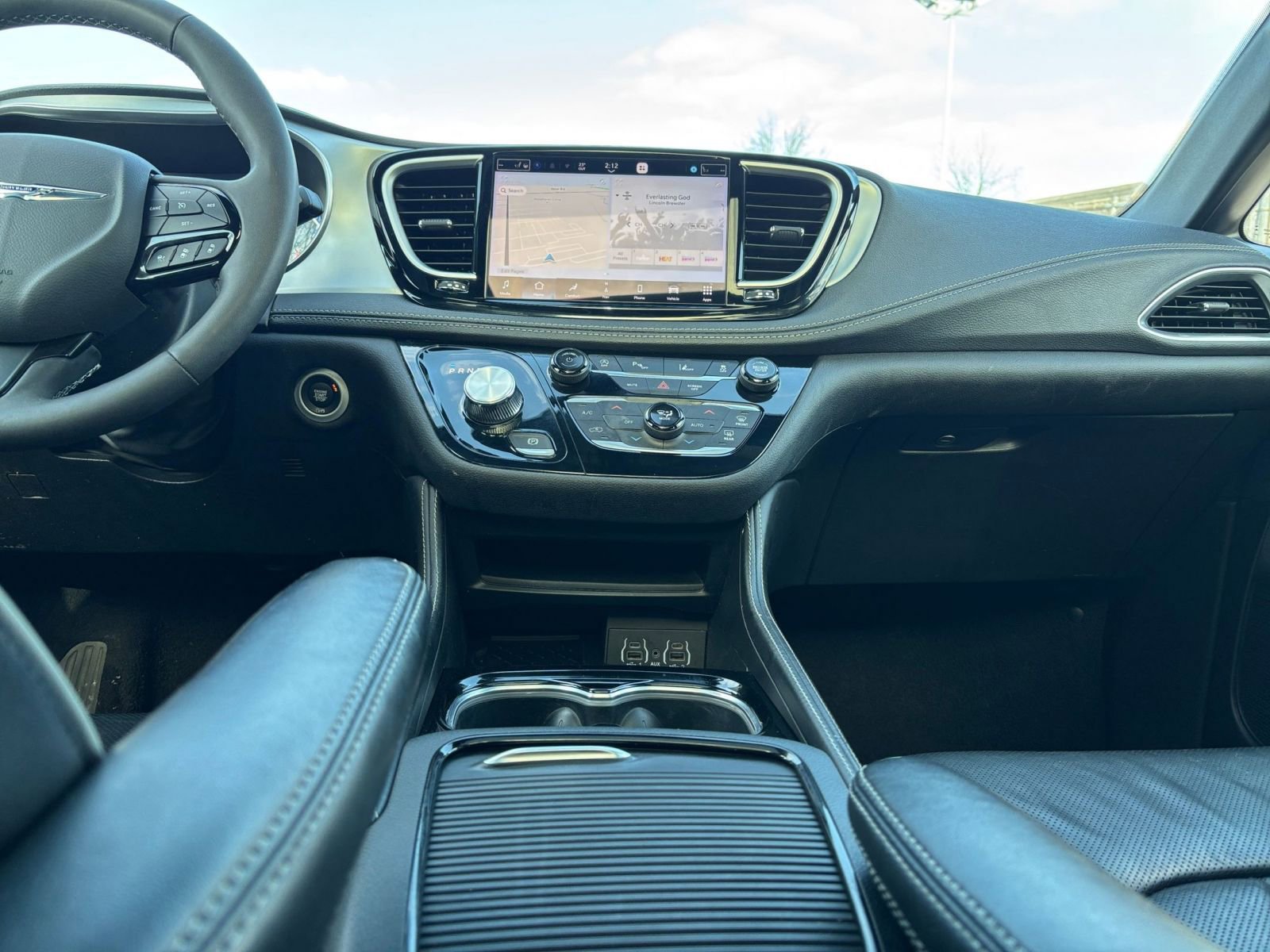 Used 2025 Chrysler Pacifica Limited image 17