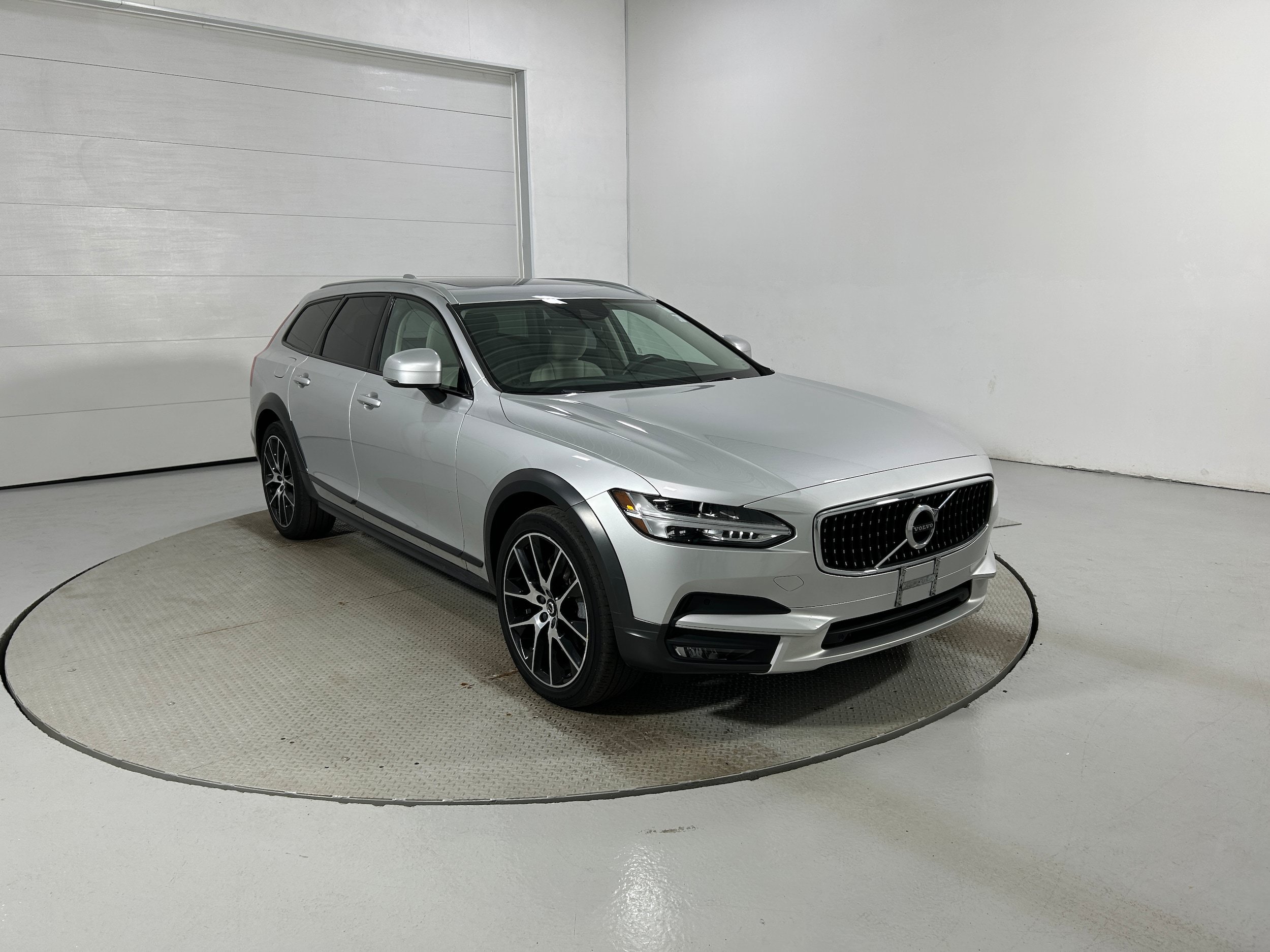 Used 2020 Volvo V90 T6 Cross Country AWD/4WD image 2
