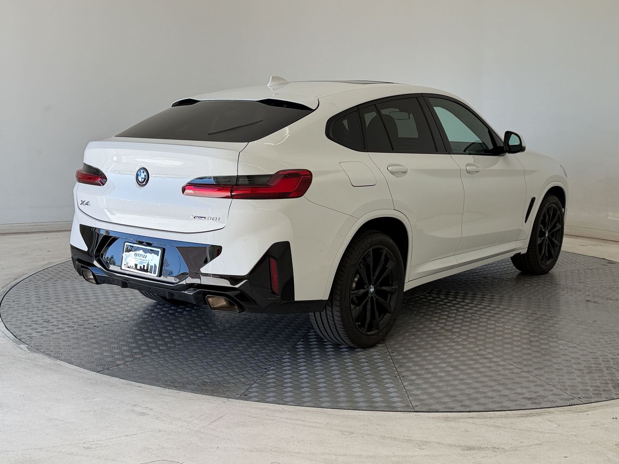 Used 2025 BMW X4 xDrive30i w/ Premium Package AWD/4WD image 9