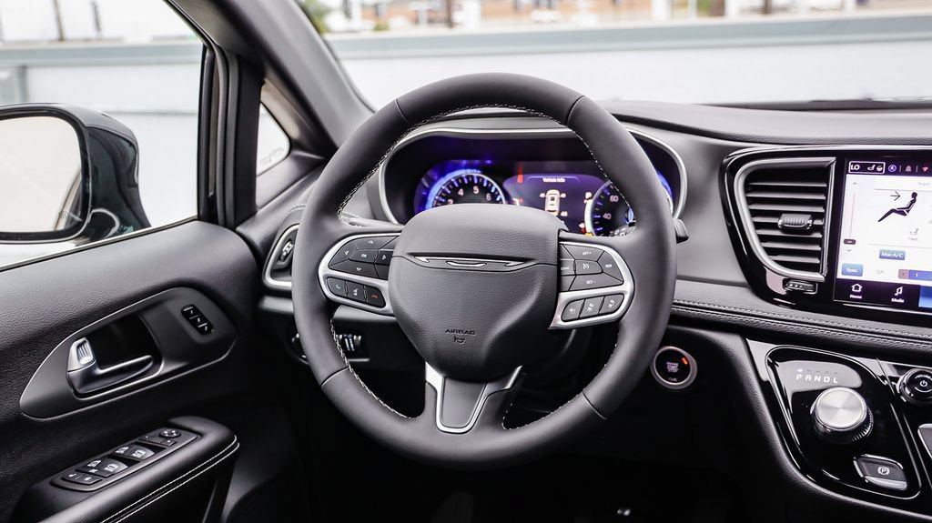 New 2027 Chrysler Pacifica Select FWD image 18