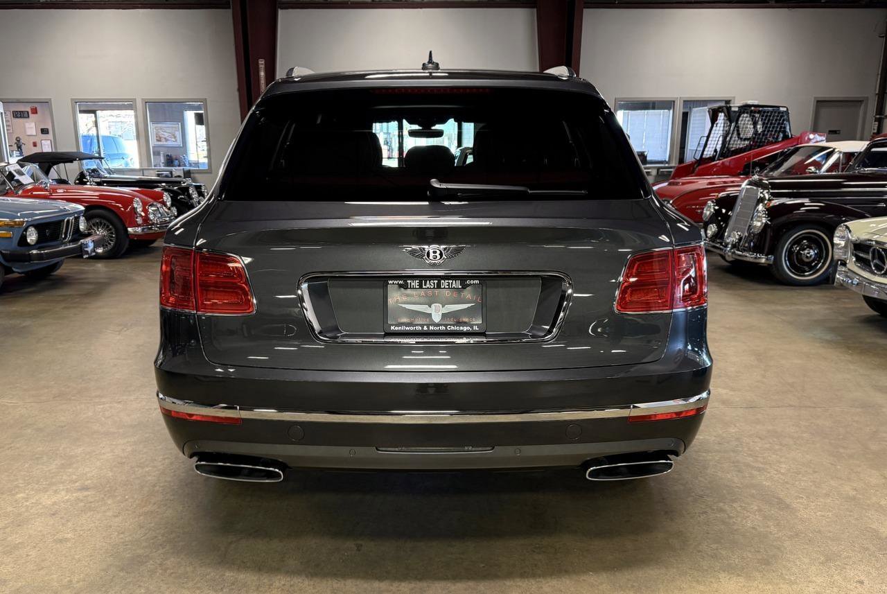 Used 2018 Bentley Bentayga image 17