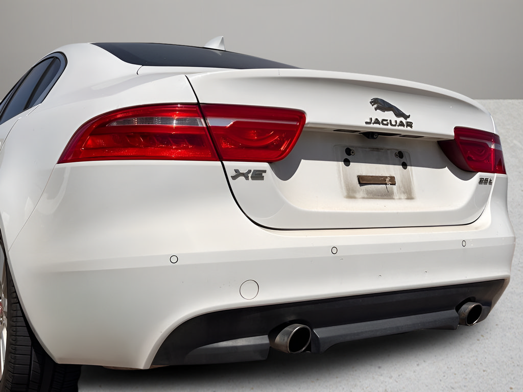 Used 2017 Jaguar XE Premium RWD image 24
