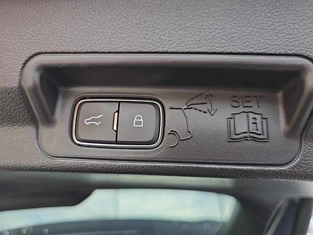 Used 2020 Ford Explorer XLT w/ Equipment Group 202A image 23