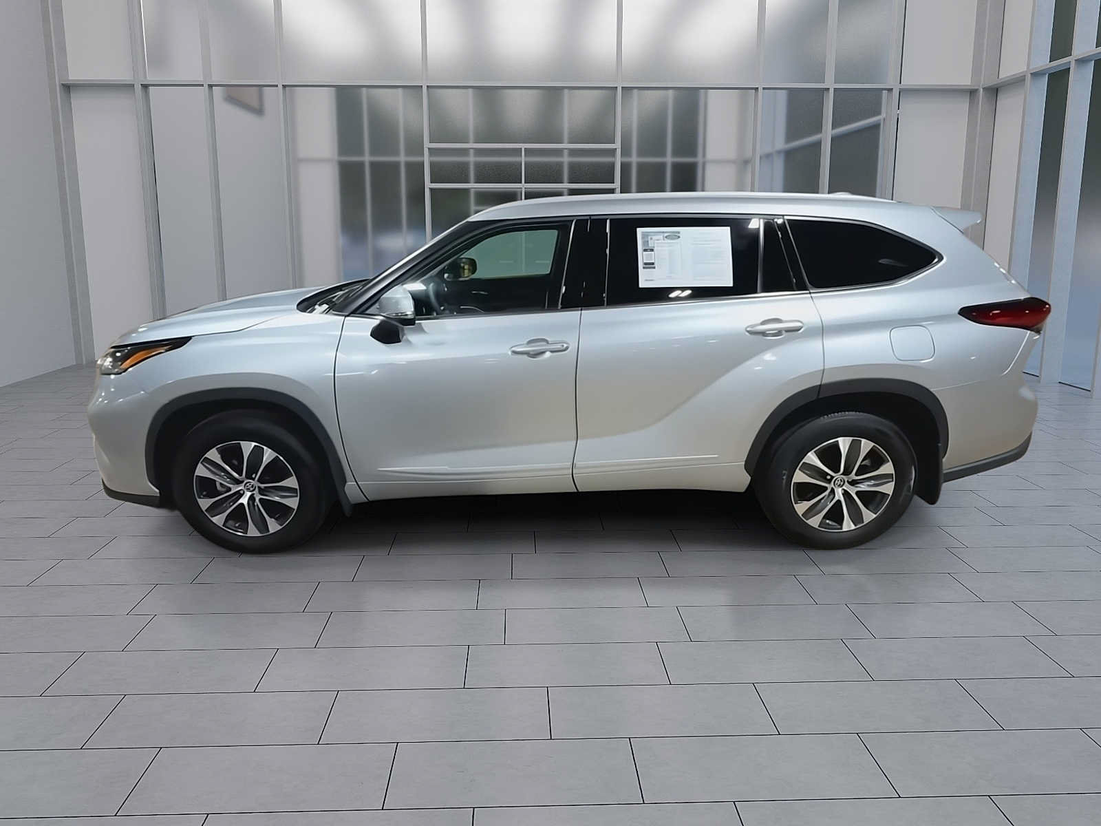 Used 2022 Toyota Highlander XLE AWD/4WD image 5