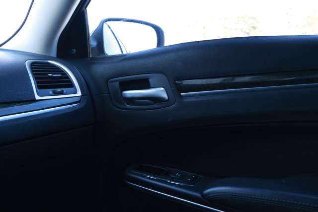 Used 2017 Chrysler 300 C RWD image 28