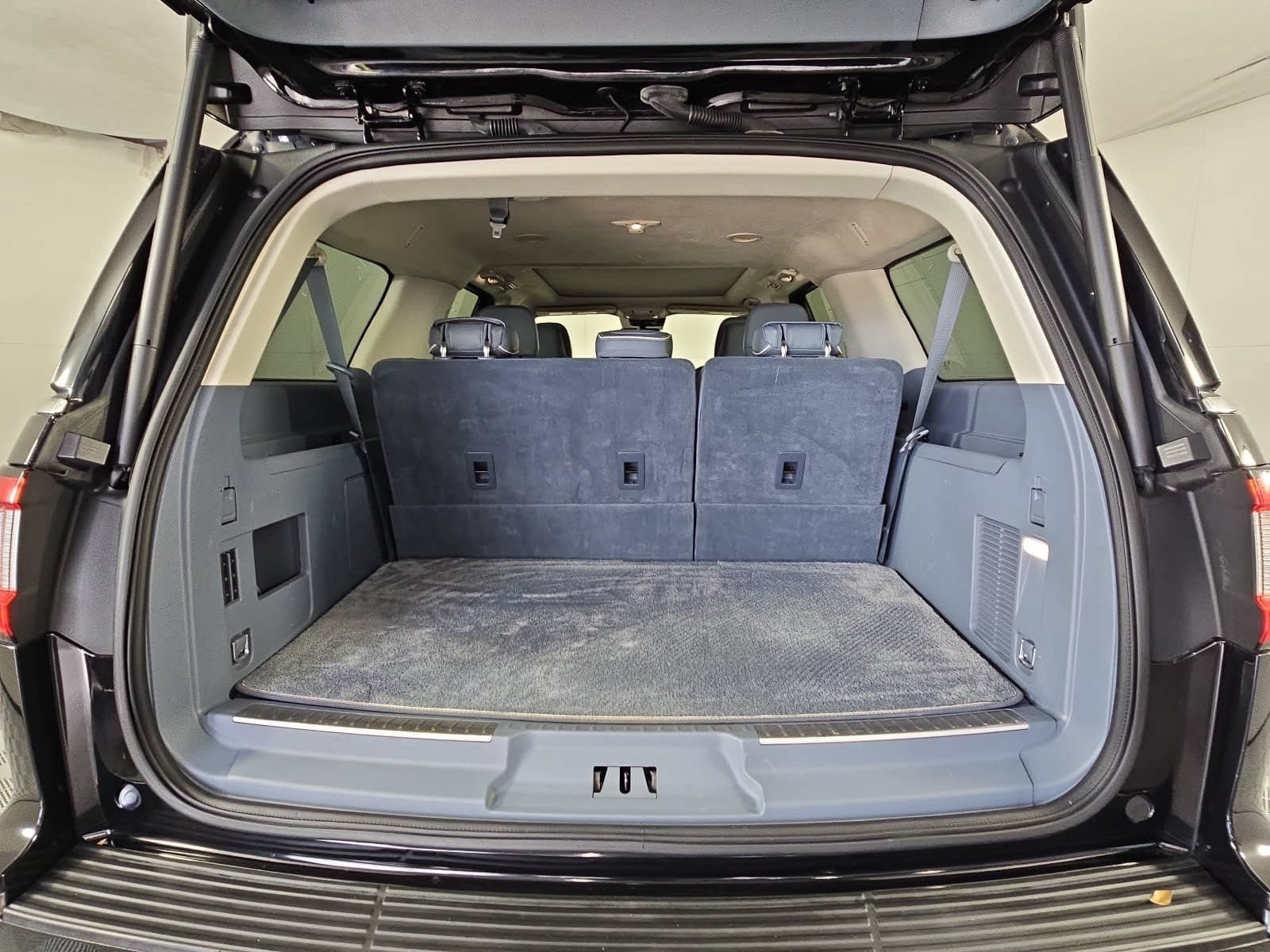 Used 2021 Lincoln Navigator L Black Label w/ Cargo Convenience Package AWD/4WD image 12