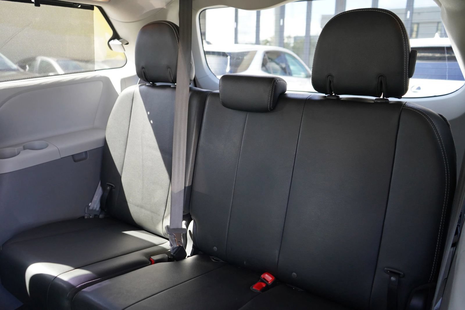 Used 2014 Toyota Sienna SE FWD image 17