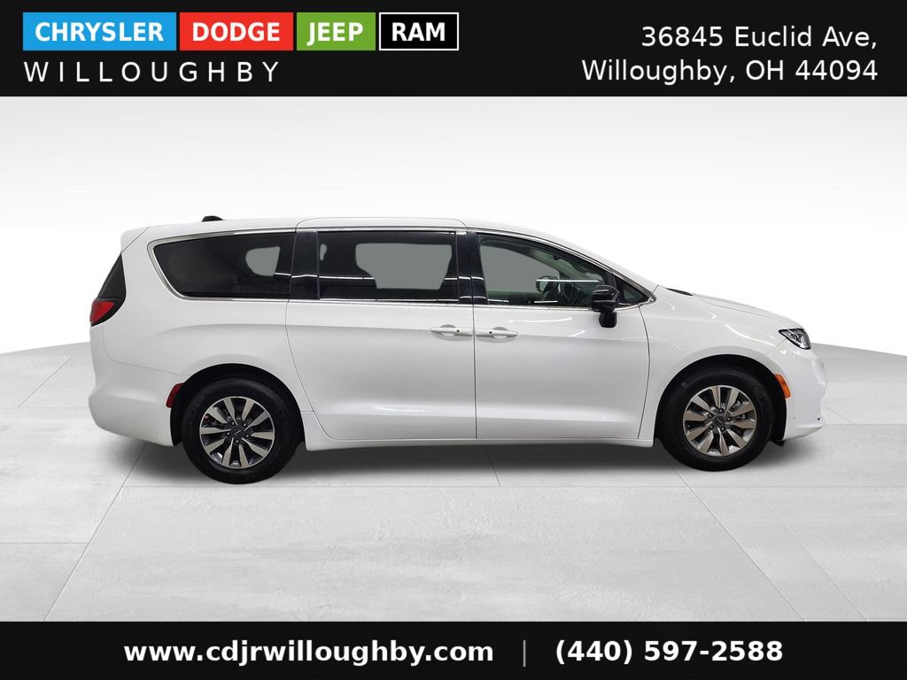 Used 2024 Chrysler Pacifica Limited FWD image 4