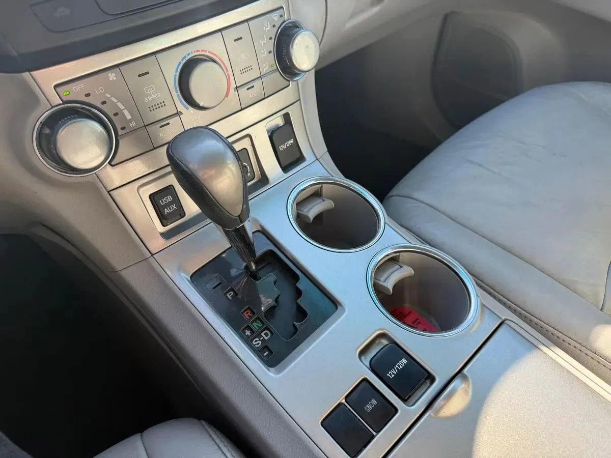 Used 2012 Toyota Highlander SE FWD image 8