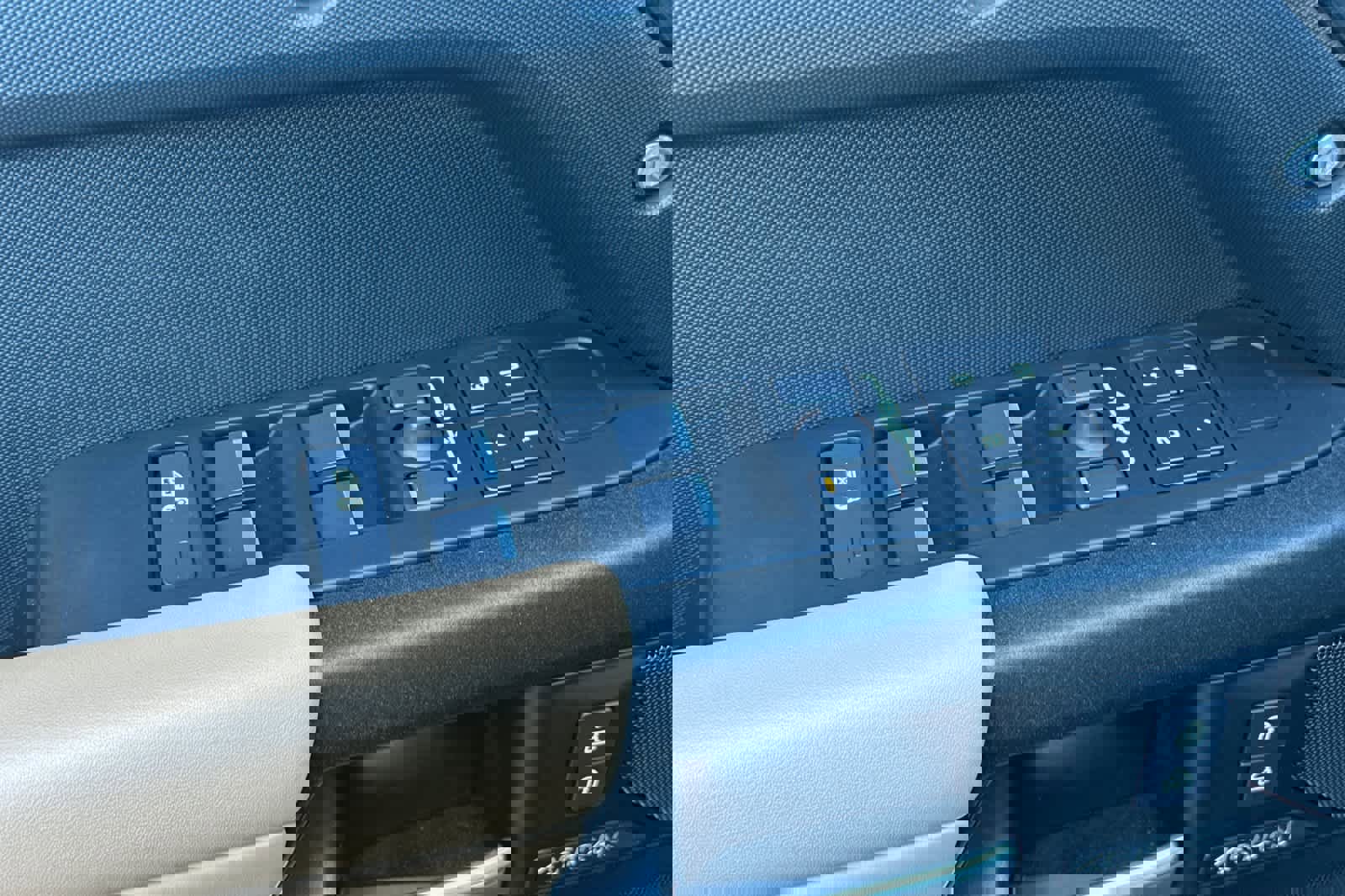 Used 2025 Land Rover Defender 110 V8 image 13