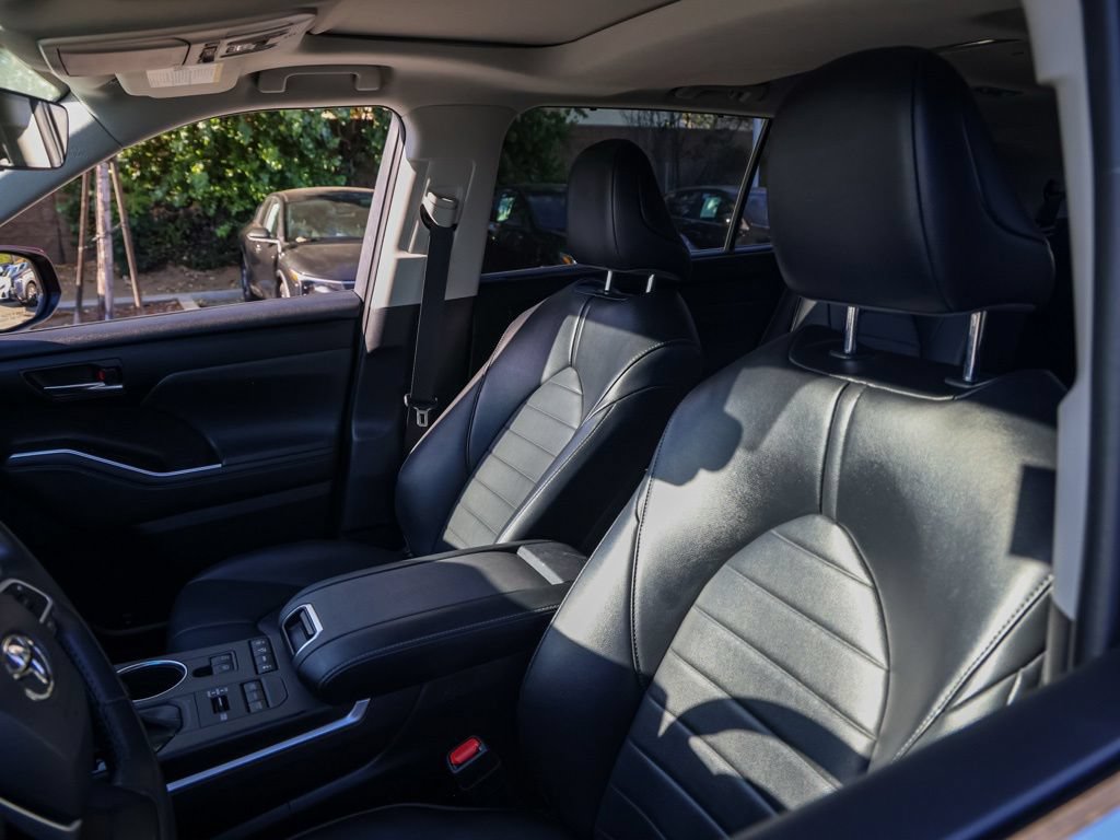 Used 2022 Toyota Highlander XLE AWD/4WD image 15