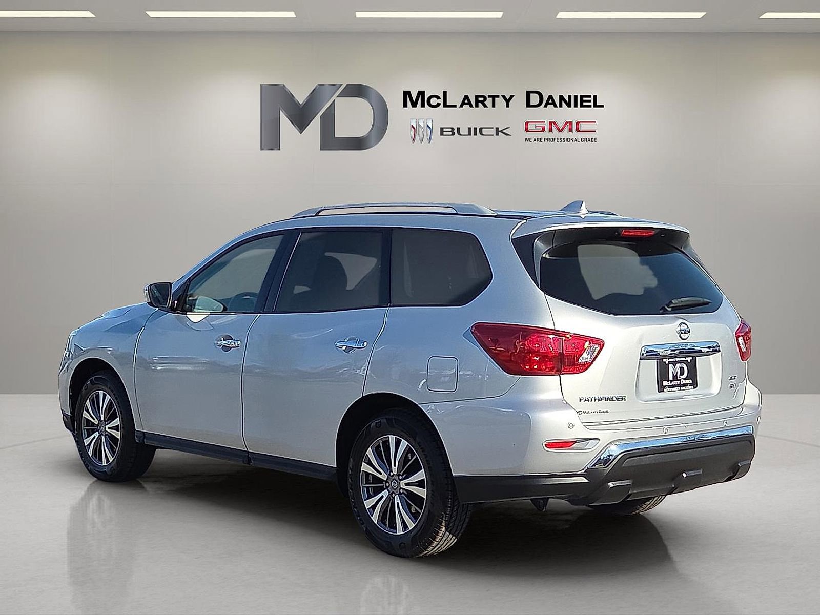 Used 2019 Nissan Pathfinder SV image 4