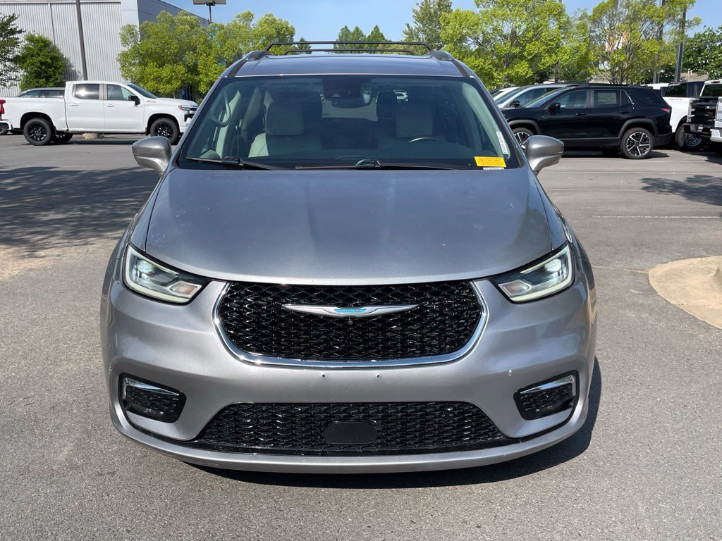 Used 2021 Chrysler Pacifica Touring-L FWD image 2