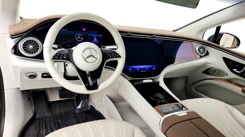 Used 2023 Mercedes-Benz EQS 580 4MATIC Sedan w/ Exclusive Trim Package image 13