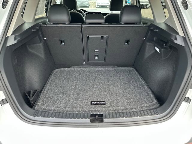 Certified 2025 Volkswagen Taos SE w/ Panoramic Sunroof Package AWD/4WD image 33