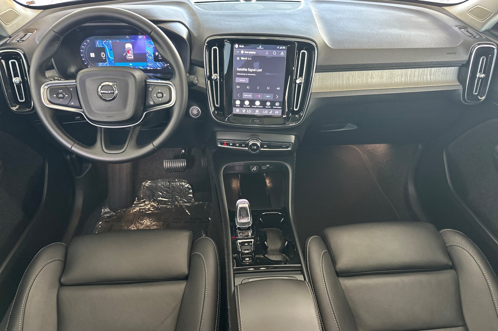 Certified 2026 Volvo XC40 B5 Plus AWD/4WD image 15