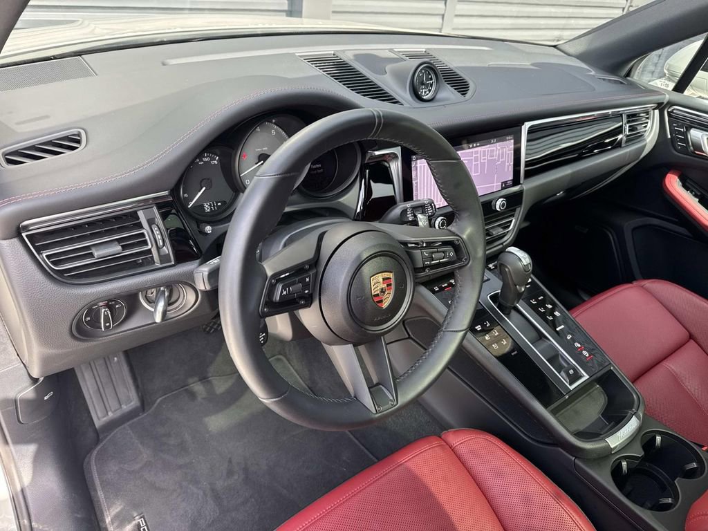 Certified 2025 Porsche Macan S image 4
