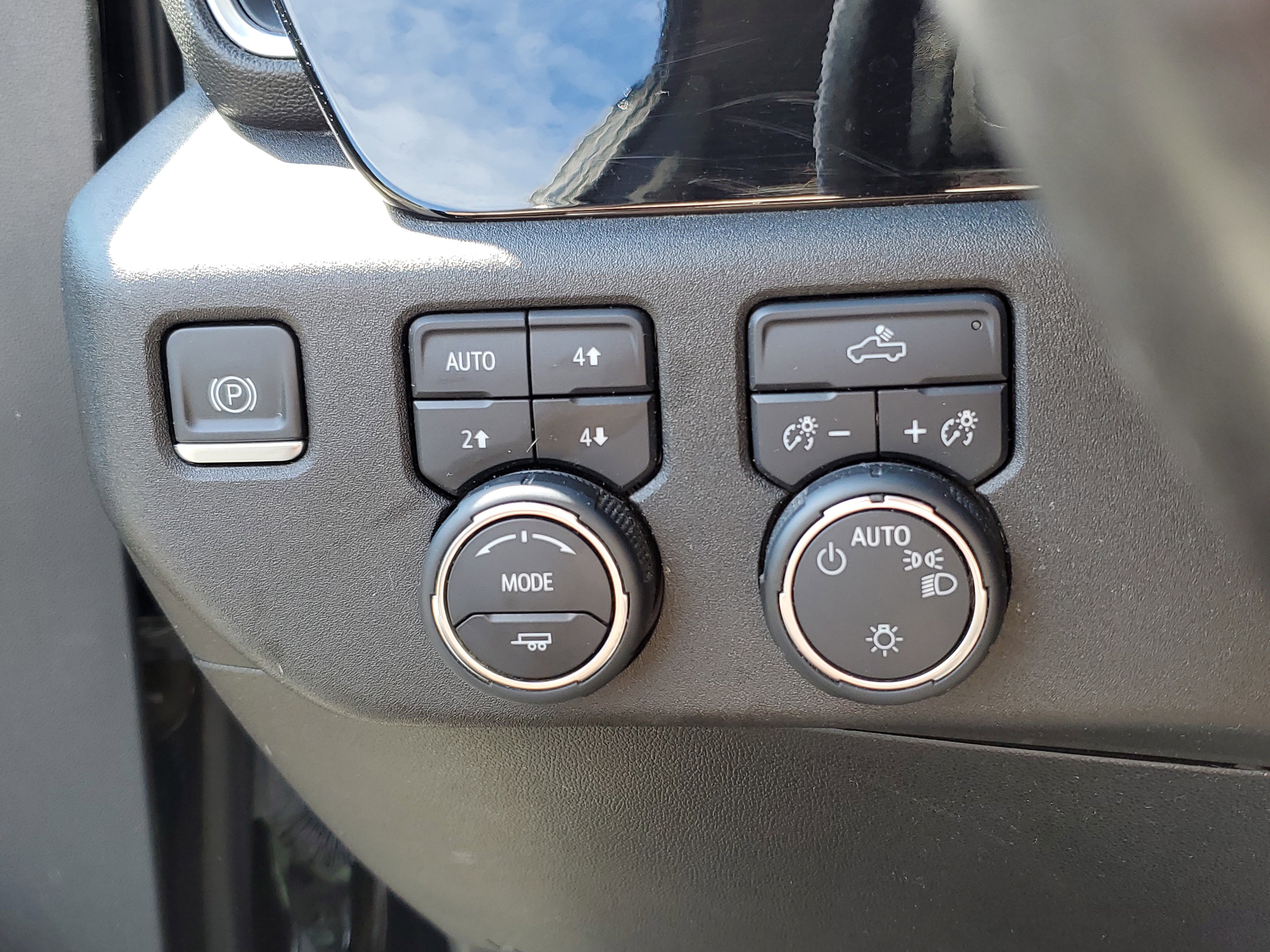 Used 2022 Chevrolet Silverado 1500 LT w/ Z71 Off-Road Package AWD/4WD image 19