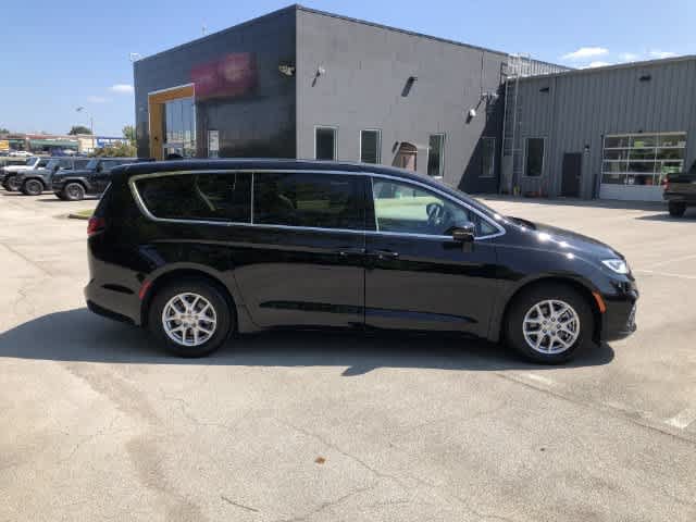 Certified 2024 Chrysler Pacifica Touring-L FWD image 7
