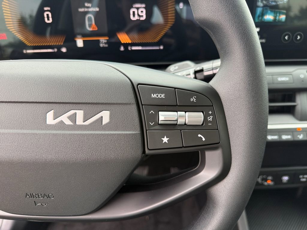 New 2025 Kia K4 LXS image 17