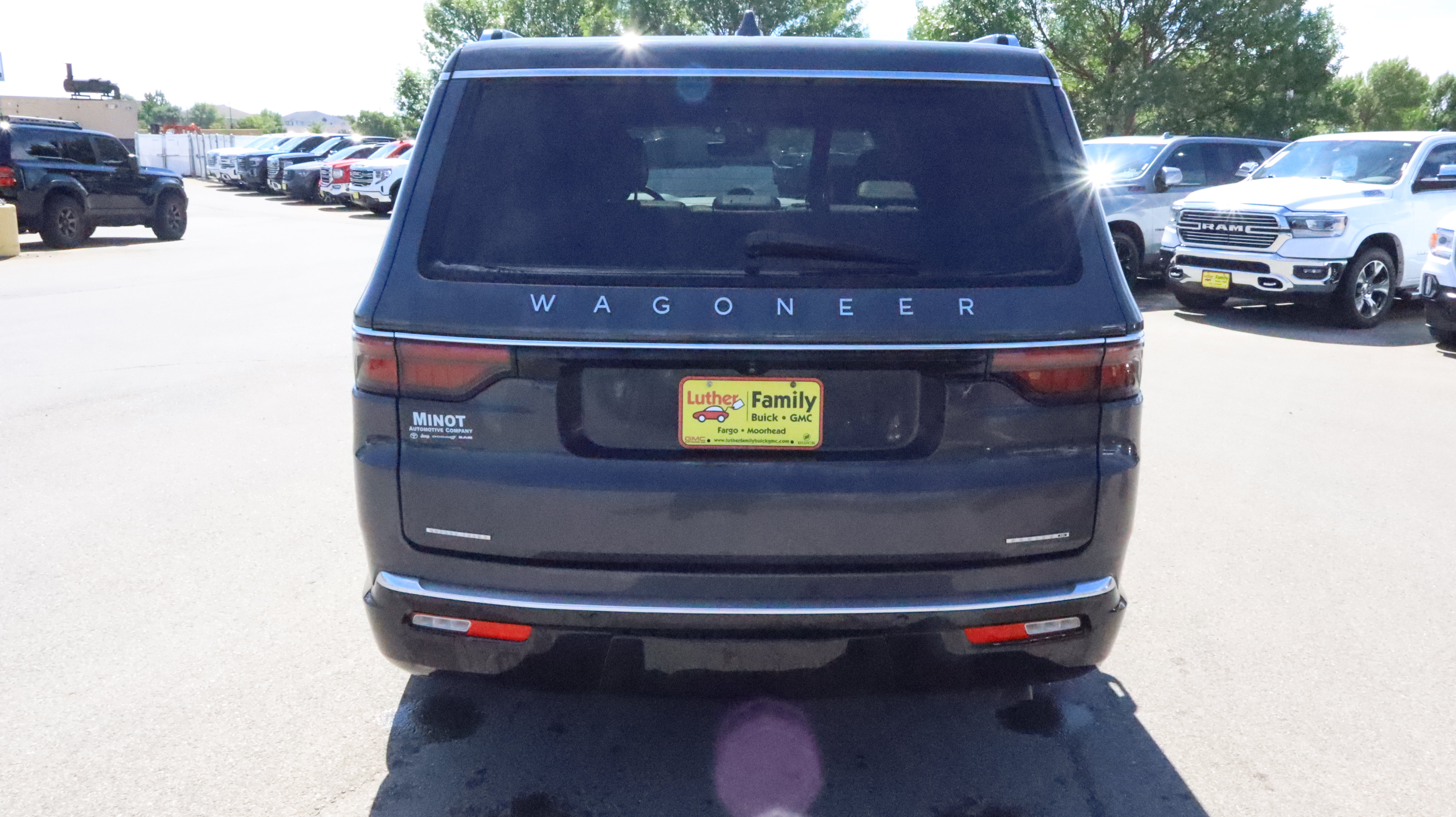 Used 2022 Jeep Wagoneer Series III w/ Premium Group I AWD/4WD image 6
