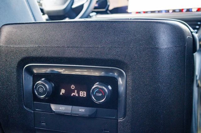 Used 2025 Chevrolet Suburban Z71 AWD/4WD image 24