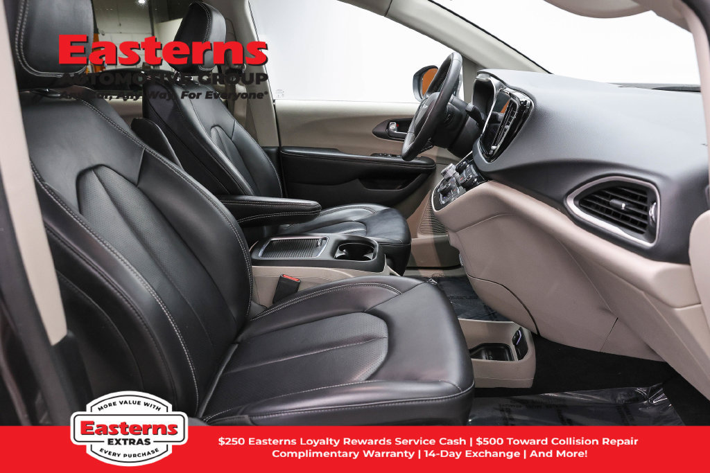 Used 2023 Chrysler Pacifica Touring-L FWD image 24