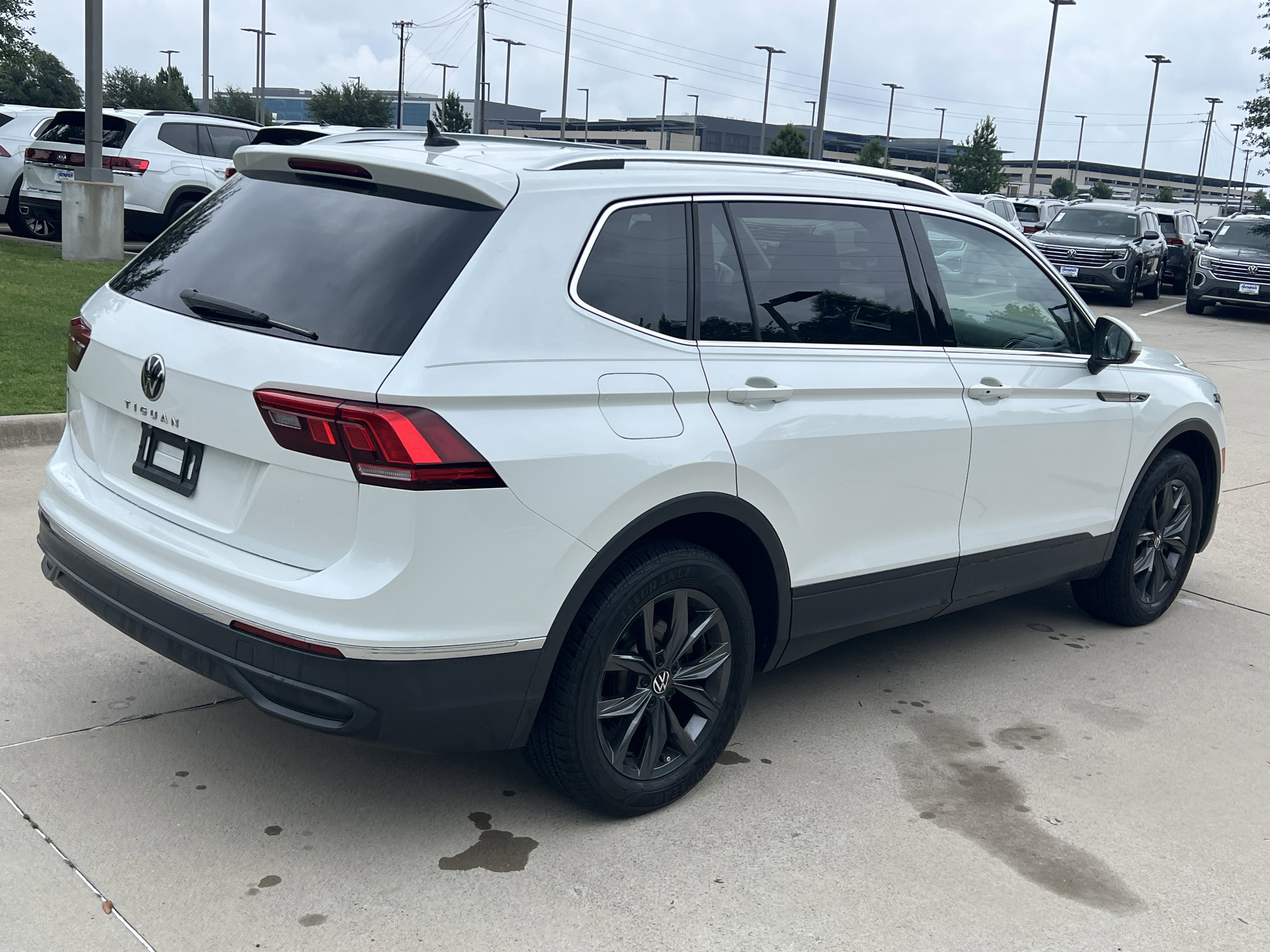 Used 2023 Volkswagen Tiguan SE w/ Panoramic Sunroof Package FWD image 10