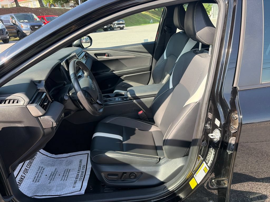 Used 2025 Toyota Camry SE FWD image 10