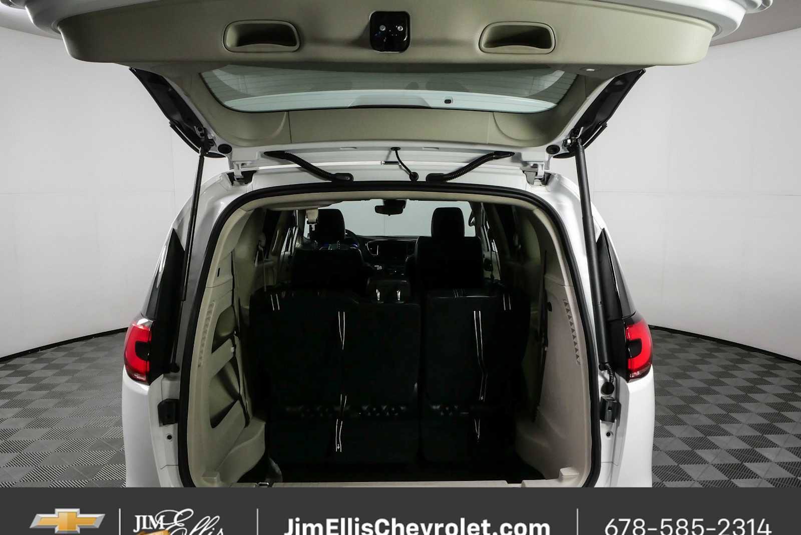 Used 2024 Chrysler Pacifica Touring-L FWD image 28