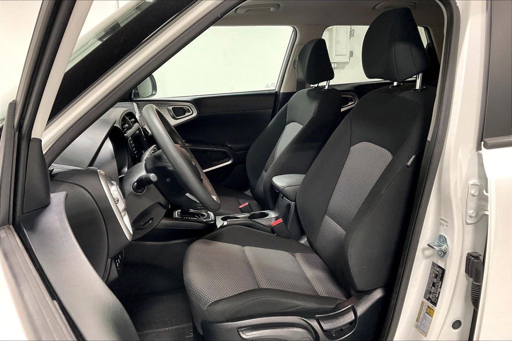 Used 2025 Kia Soul LX w/ LX Technology Package FWD image 30