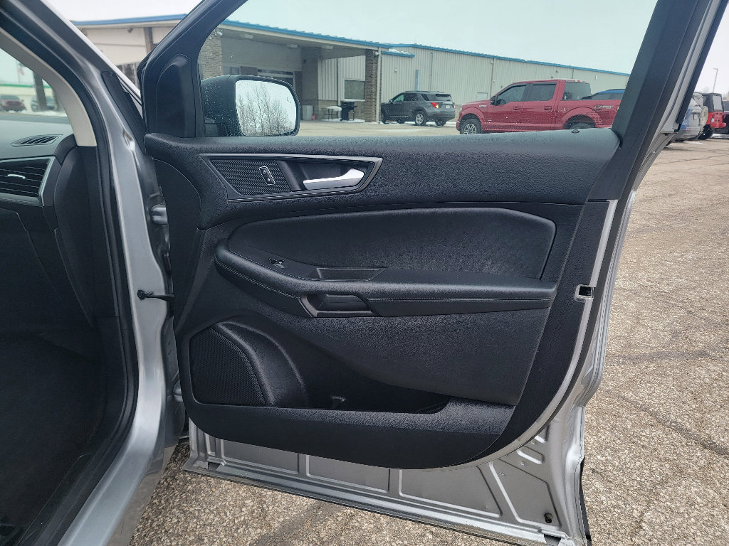 Used 2020 Ford Edge SE image 32