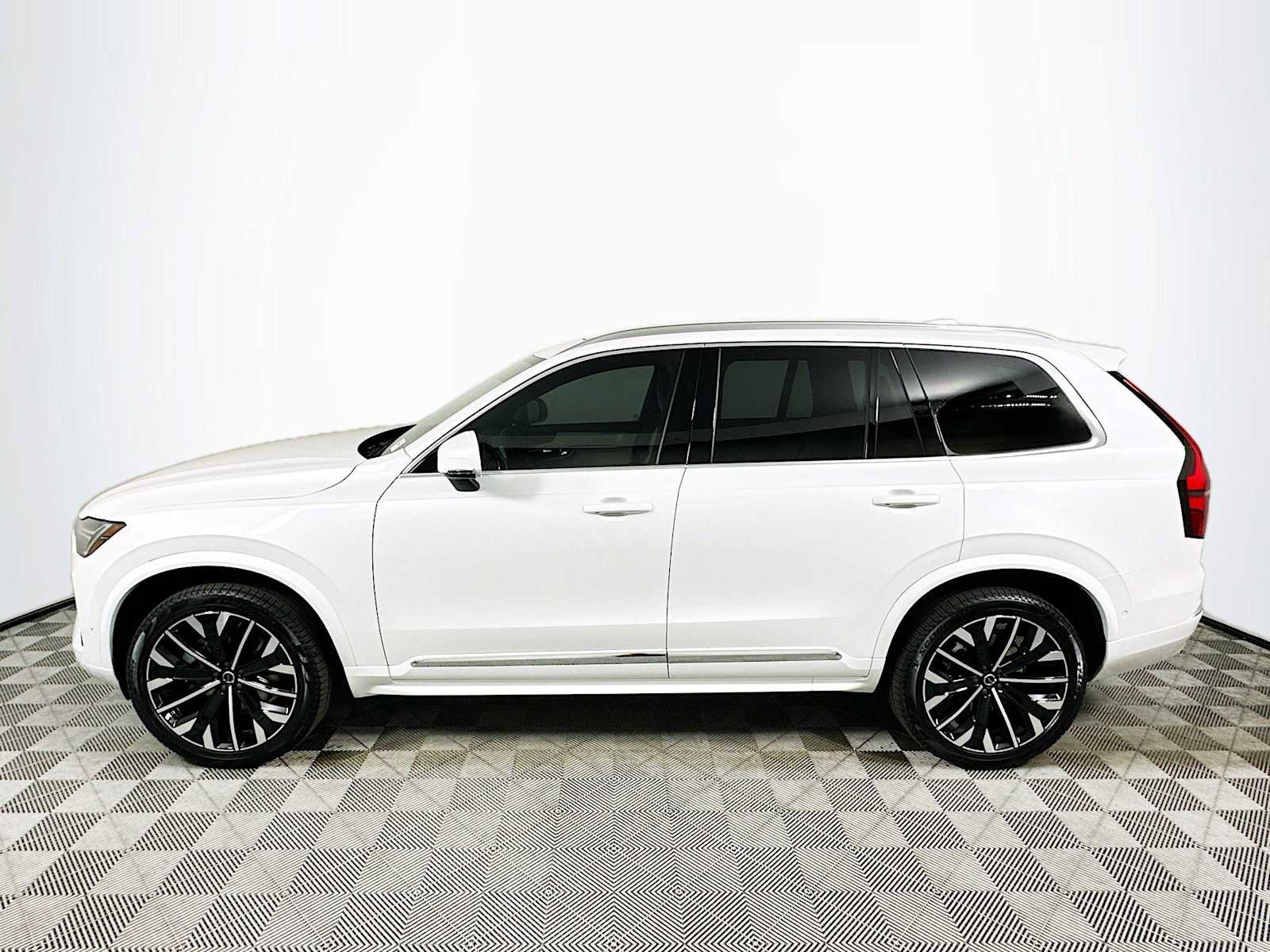 Used 2025 Volvo XC90 B6 Plus w/ Protection Package Premier image 4