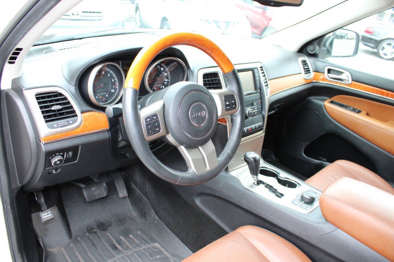 Used 2012 Jeep Grand Cherokee Overland AWD/4WD image 13