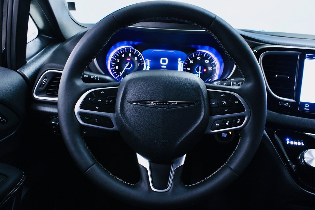 Used 2025 Chrysler Pacifica Select image 20