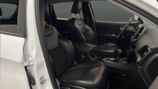Used 2020 Jeep Cherokee Trailhawk AWD/4WD image 23
