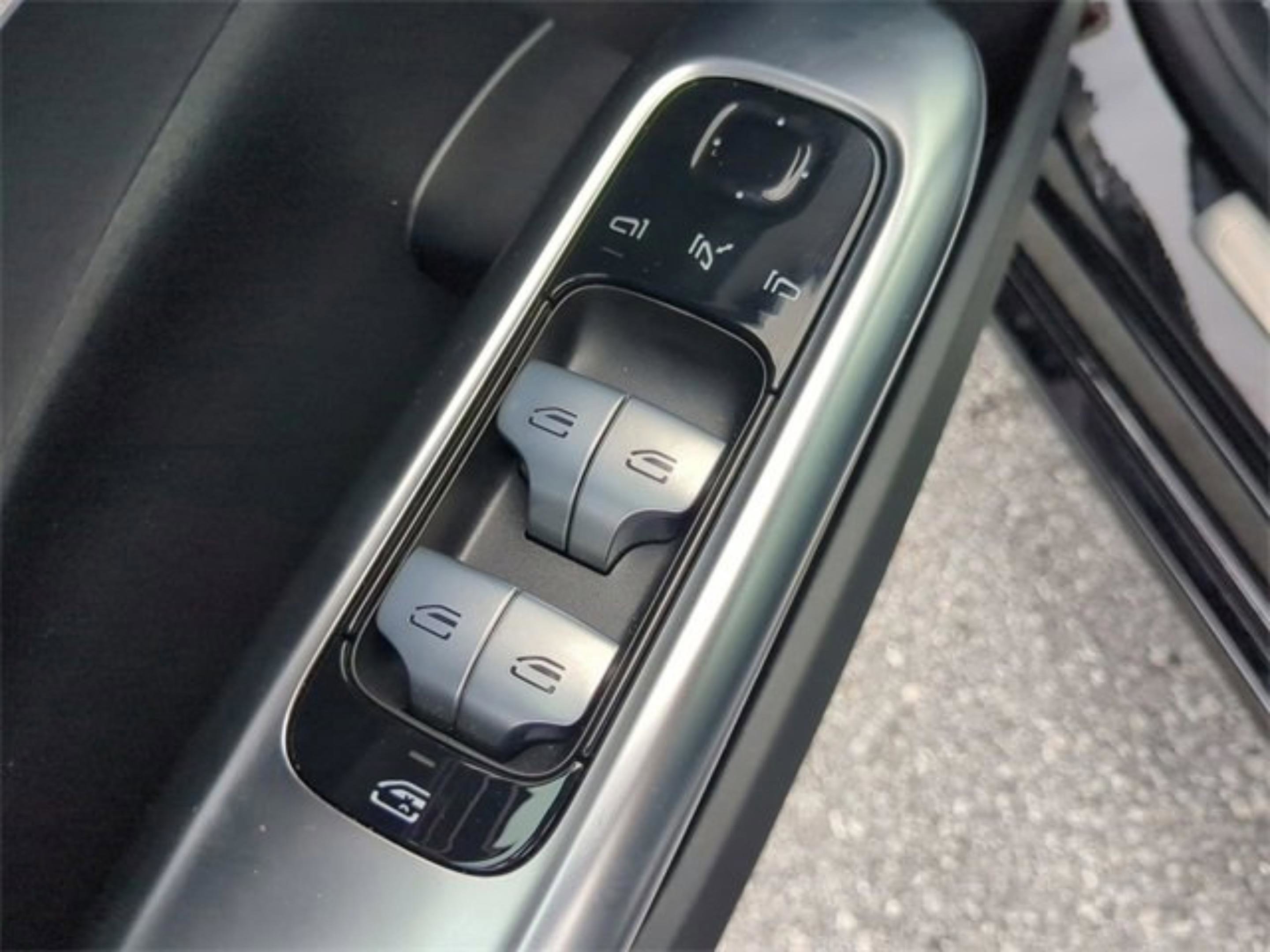 Used 2025 Mercedes-Benz C 300 Sedan image 60