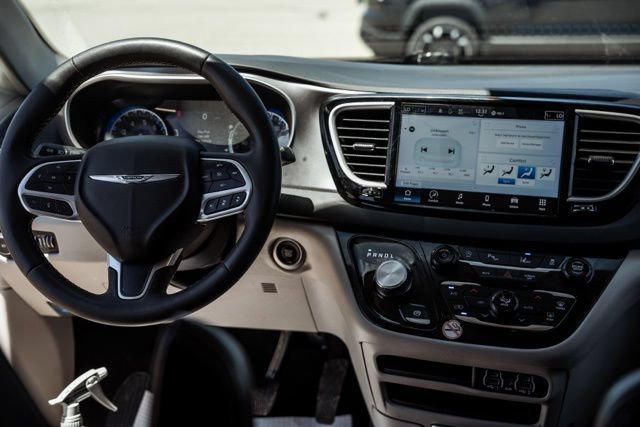 Used 2023 Chrysler Pacifica Touring-L FWD image 14